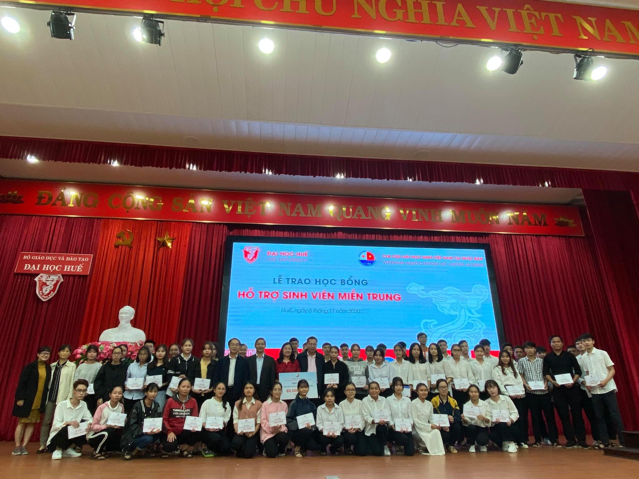 LỄ TRAO HỌC BỔNG HỖ TRỢ CÁC EM HỌC SINH MIỀN TRUNG CÓ HOÀN CẢNH KHÓ KHĂN