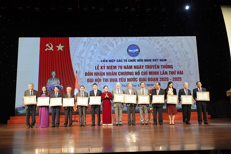 Liên hiệp Hữu nghị trao bằng khen cho các tập thể và cá nhân là điển hình tiên tiến trong phong trào thi đua yêu nước giai đoạn 2015 – 2020
